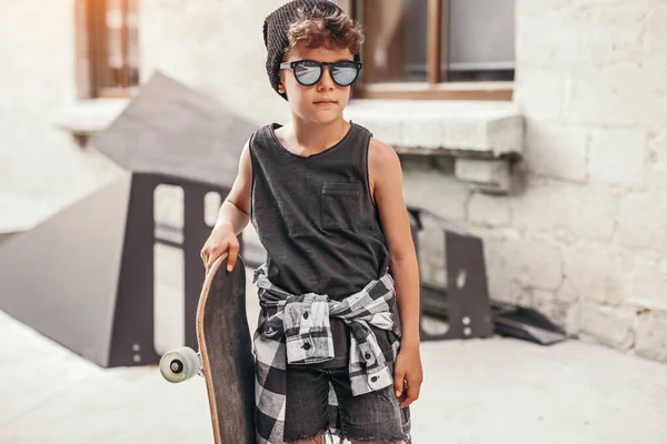 Niño con estilo con monopatín en la calle — Foto de Stock