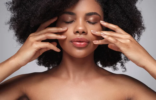 Etnische vrouw aanbrengen crème op gezicht — Stockfoto