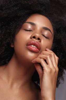 Güzel etnik kadın dokunuşu