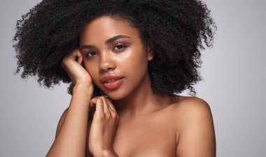 Güzel Afro-Amerikan model kameraya bakıyor.