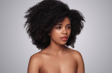 Güzel etnik model başka yöne bakıyor