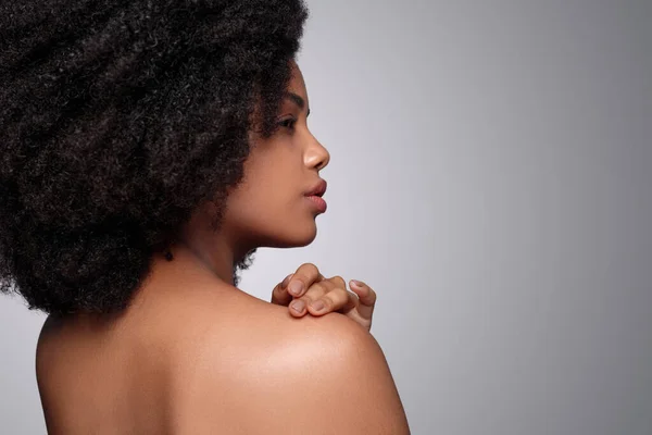 Beautiful ethnic woman touching shoulder — Stock Photo, Image