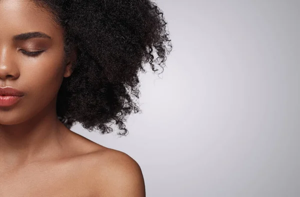 Crop Afro-Amerikaanse vrouw met gesloten ogen — Stockfoto