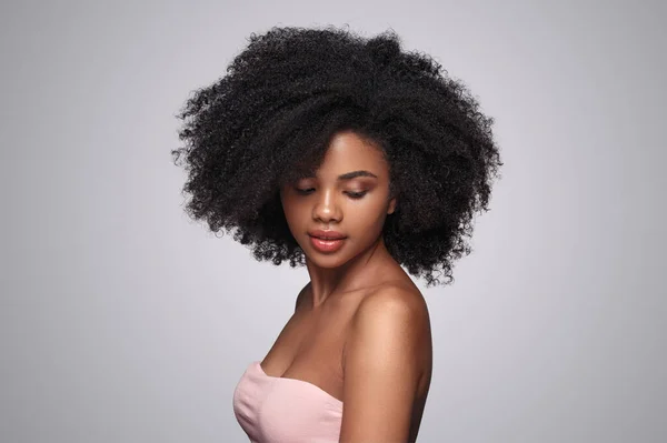 Piękna czarna kobieta z czystą skórą — Zdjęcie stockowe