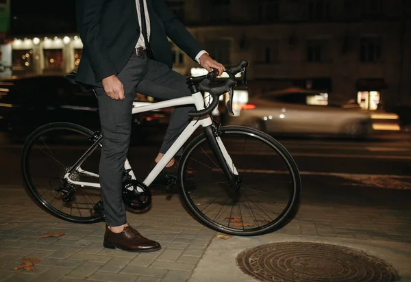 Erntemanager fährt nachts Fahrrad — Stockfoto