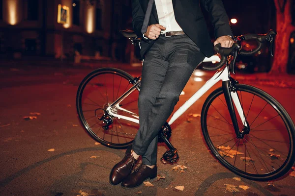 Менеджер по урожаю ночью опирается на велосипед — стоковое фото