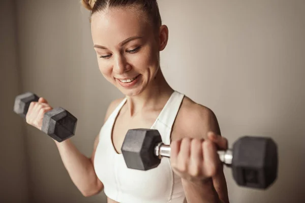 Athlète féminine forte faisant de l'exercice avec haltères — Photo