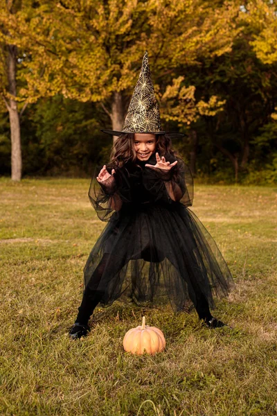 Pequena bruxa no Dia das Bruxas no parque — Fotografia de Stock