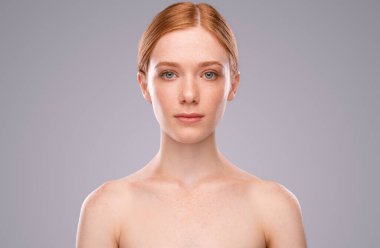 Temiz ciltli güzel bir kadın model.