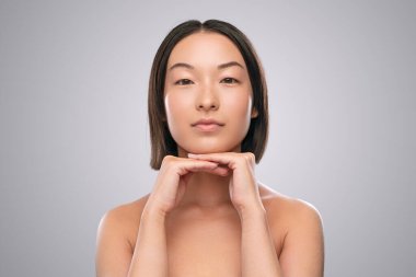 Güzel Asyalı model, mükemmel bir ten sunar.