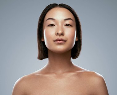 Açık tenli güzel bir Asyalı kadın.