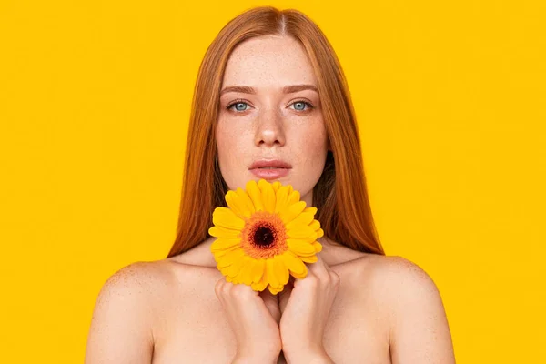 花と魅力的な赤毛の女性 — ストック写真