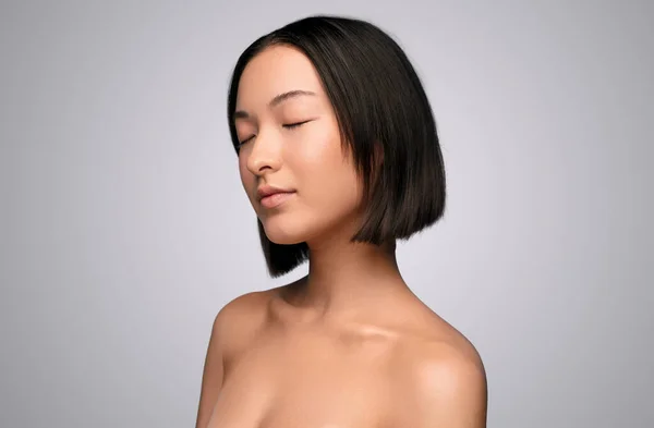 Ázsiai nő tiszta bőrrel és csukott szemmel — Stock Fotó