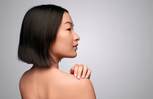 少数族裔女性触摸干净的肩膀 — 图库照片