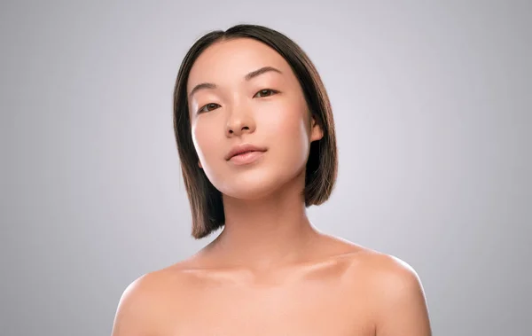 Приваблива етнічна леді з ідеальною шкірою — стокове фото