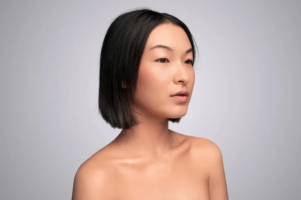 Calme femme asiatique pendant la routine de soins de la peau — Photo