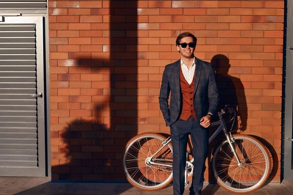 Joven con estilo con bicicleta de pie en la calle —  Fotos de Stock