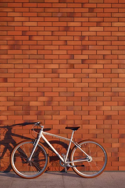 Bicyclette garée près du mur de briques — Photo