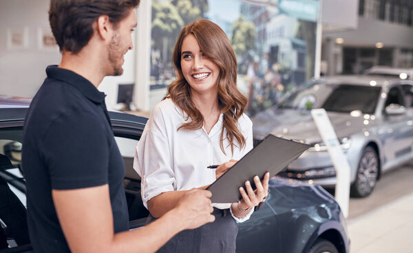 Веселая женщина-дилер разговаривает с клиентом