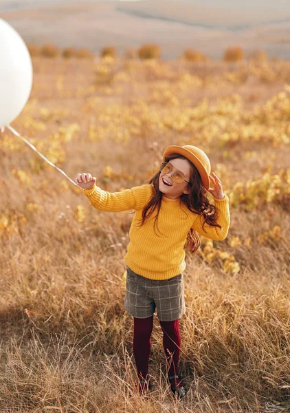 Szczęśliwa dziewczyna z balonem na polu — Zdjęcie stockowe