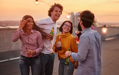 İçkili neşeli arkadaşlar çatıda eğleniyorlar.