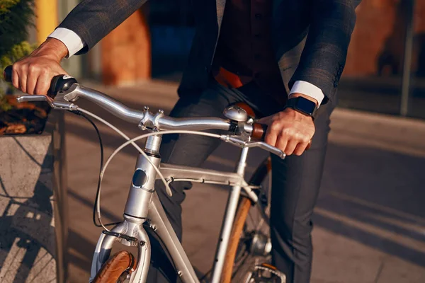 Урожай предприниматель езда на велосипеде по улице — стоковое фото