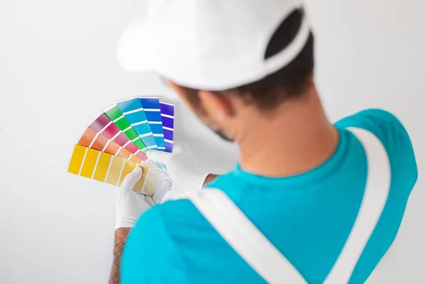 インテリアデザインのための色を選択パレットを持つ男 — ストック写真