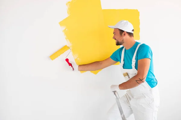 Alegre pared de pintura de trabajador en color amarillo — Foto de Stock