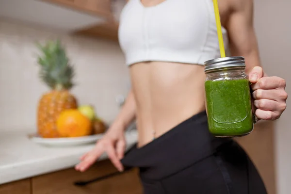 Mujer delgada con batido de desintoxicación verde — Foto de Stock