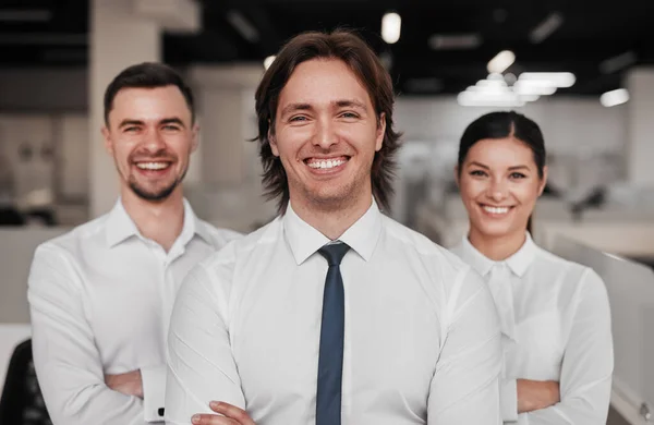 Selbstbewusstes Verkaufsteam lächelt in die Kamera — Stockfoto