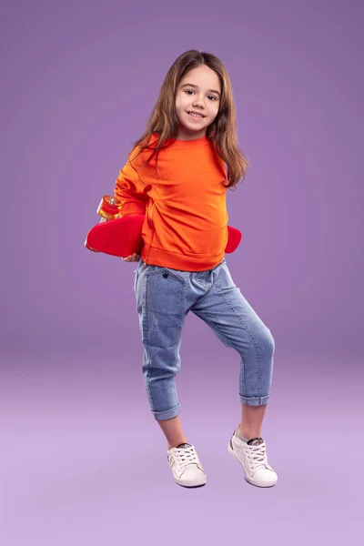 Pouco patinador em roupas elegantes — Fotografia de Stock