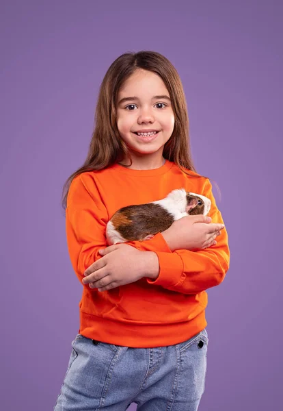 Chica feliz con conejillo de indias — Foto de Stock