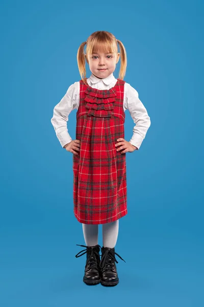Menina bonito na roupa da escola — Fotografia de Stock