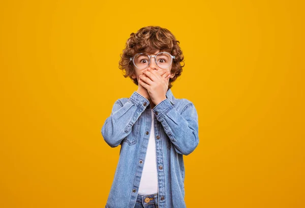 Sorprendido niño cubriendo la boca —  Fotos de Stock