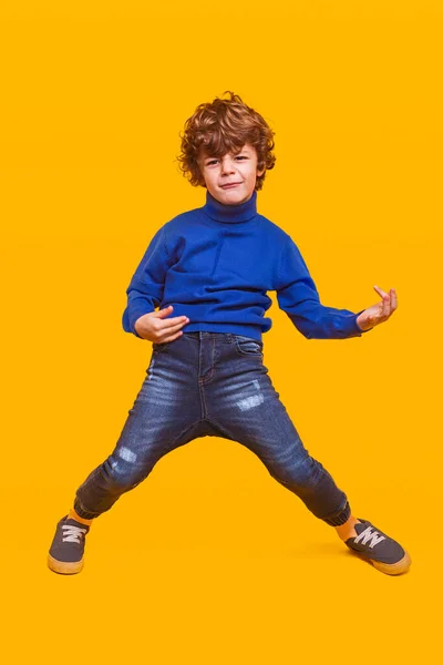 Funny kid pretending to play guitar — Stock Photo, Image