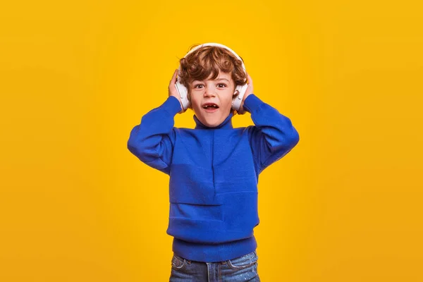 Chockad pojke lyssnar på musik — Stockfoto