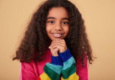 Kameraya bakan sevimli siyah kız.