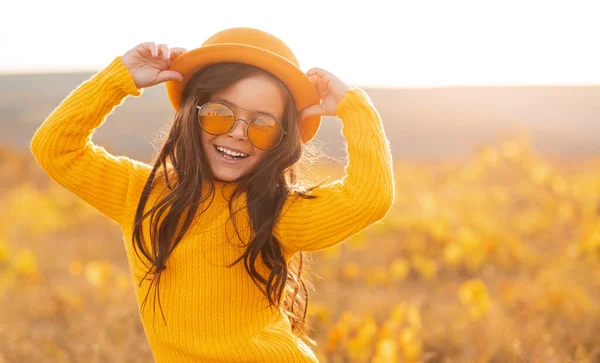 Menina elegante se divertindo no campo — Fotografia de Stock