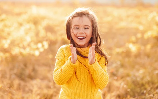 Emocionado chica aplaudiendo de la mano en el campo — Foto de Stock