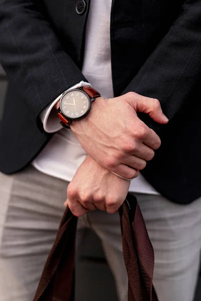 Crop hombre de negocios con reloj de pulsera y bufanda —  Fotos de Stock