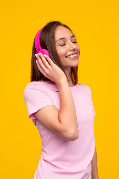 음악을 듣고 기뻐하는 여자 — 스톡 사진