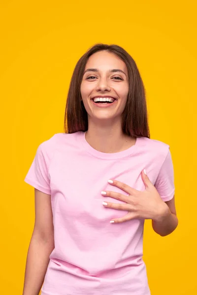 Uppriktig ung kvinna ler mot kameran — Stockfoto