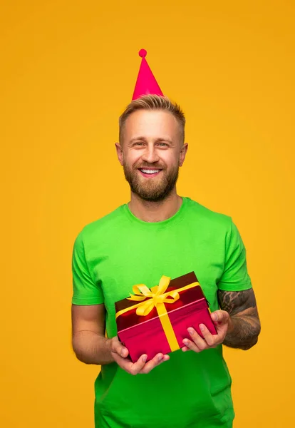 Счастливый человек с подарком на день рождения — стоковое фото