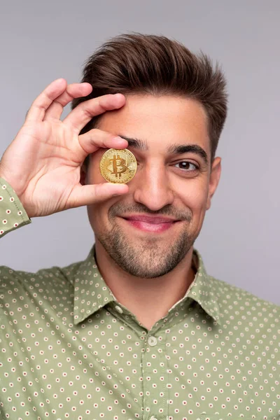 Homem feliz com bitcoin perto do olho — Fotografia de Stock