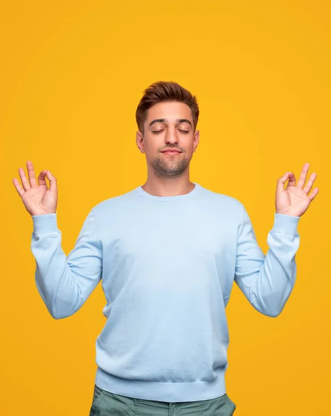 Jongeman mediterend met gesloten ogen — Stockfoto