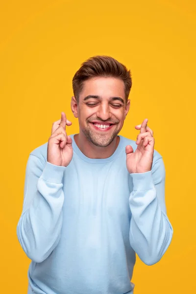 Jovem feliz fazendo desejo — Fotografia de Stock