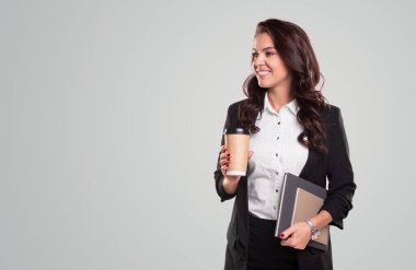 Dosyası ve paket kahvesiyle modern bir iş kadını.