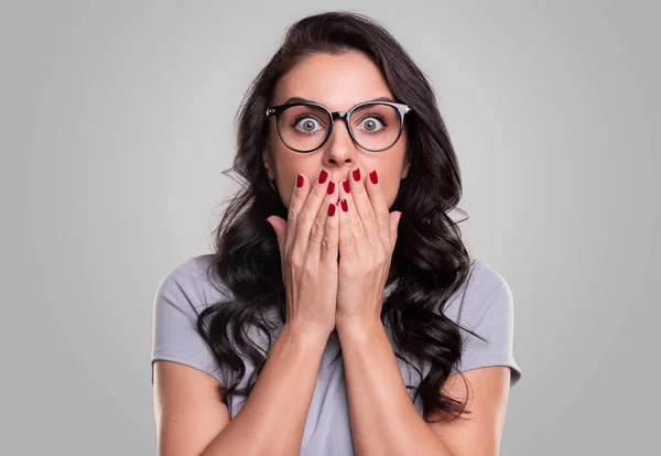 Mujer conmocionada en gafas que cubren la boca — Foto de Stock