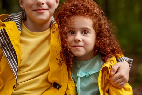 Glückliches Ingwermädchen mit Geschwistern — Stockfoto