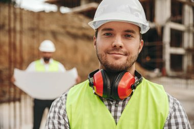 İnşaat alanındaki genç inşaatçı